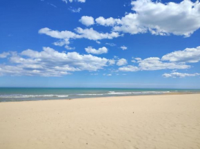 Beach 50meters 2 bedrooms l UG parking l AC l WiFi